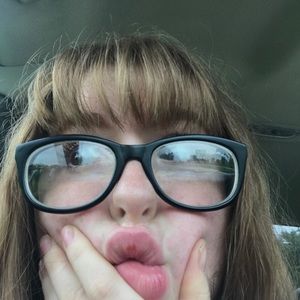 Meet your Posher, Lora